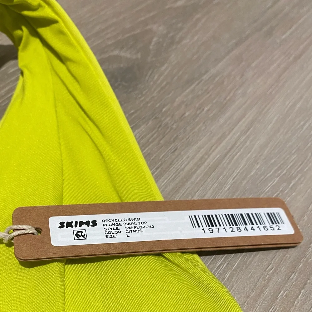 Nwt. Skims plunge bikini top and mid rise bottoms